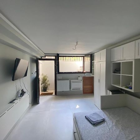Minimalist Studio Behind Hilton Hotel Ateny Zewnętrze zdjęcie
